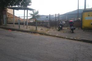 VENDO TERRENO NO BAIRRO DOM BOSCO COM CASA ANTIGA