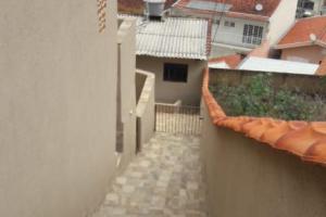 ALUGO CASA DE FUNDOS NO JD PRIMAVERA