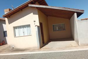 ALUGO CASA EM CONDOMINIO FECHADO NO JD KENNEDY II